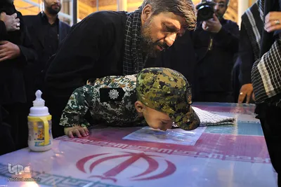 حضور رهبر معظم انقلاب در کنار پیکر شهید حججی