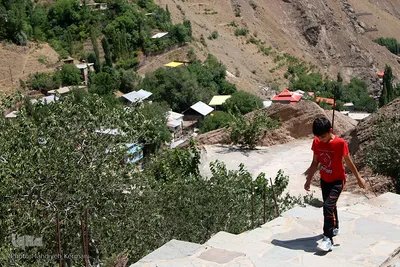 زایری در حال رفتن به بالای کوه برای زیارت