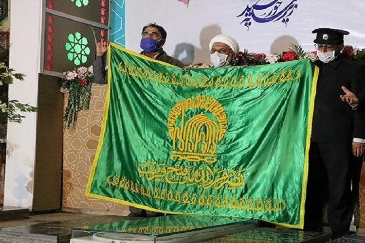 ادای احترام خادمان حرم رضوی به مقام  شهید سلیمانی در کرمان
