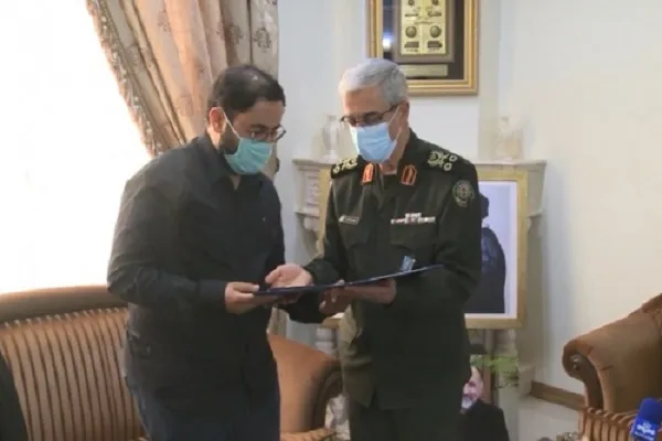 تقدیم حکم سرلشکری سردار شهید حجازی به خانواده معظم ایشان