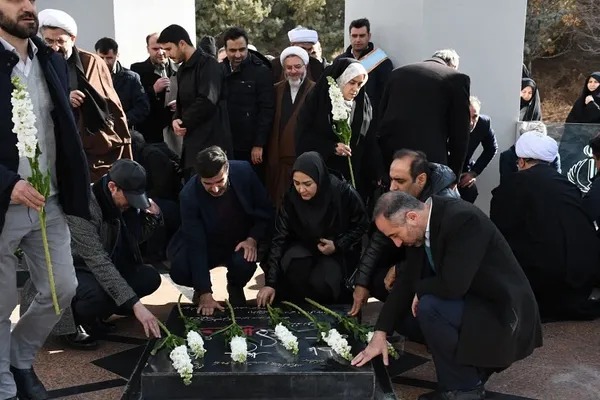 غبارروبی مزار مطهر شهدای گمنام دانشگاه تبریز