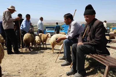 واژه مقدس پدر یعنی کوه آرامش، ستون استوار و سنگ صبور خانواده