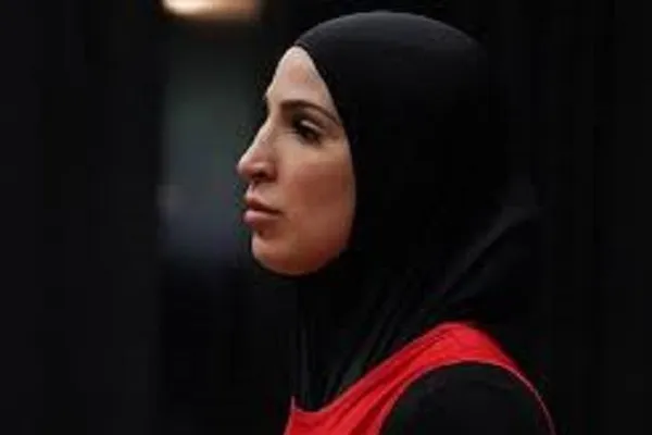 Une boxeuse musulmane critique l’interdiction du hijab aux athlètes françaises
