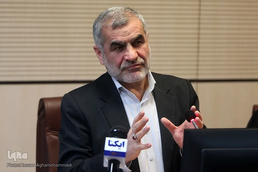 بازدید نیکزاد از نمایشگاه «جهاددانشگاهی؛ الگوی ایرانی ـ اسلامی پیشرفت دانش‌بنیان»