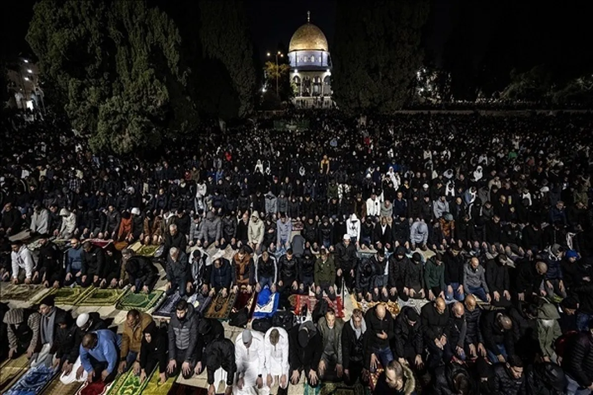 Maelfu ya Wapalestina wakaidi Vizuizi vya Israeli, waswali Tarawehe katika Msikiti wa Al-Aqsa