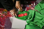 آماده‌سازی لباس همایش جهانی شیرخوارگان حسینی