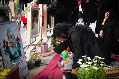 تجدید بیعت دختران و مادران اصفهانی با رهبر انقلاب در گلستان شهدا