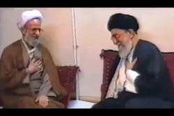 Video: Imam Chamenei zu Besuch bei Allama Misbah Yazdi in Qom/ Allama küsste Imam Chamenei die Füße
