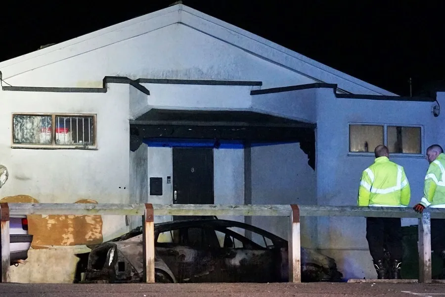 Polícia Investiga Suspeita de Crime de Ódio Após Incêndio em Mesquita em East Sussex