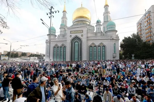 ملايين المسلمين يؤدون صلاة عيد الفطر في دول عدة