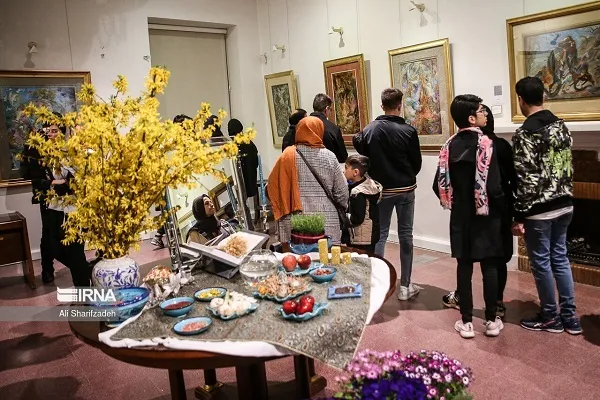 Туристы во дворцовом комплексе «Саадабад»