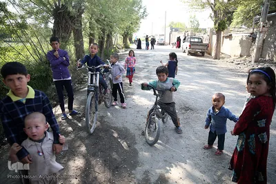 توزیع بسته های غذایی هم نمک میان اتباع خارجی نیازمند در روستای «سلمان آباد» کهریزک