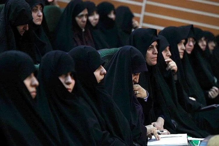 نقش بانوان در شکل‌گیری و تداوم انقلاب مؤثر بوده است