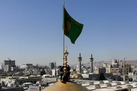 آیین تعویض پرچم گنبد منور رضوی در روز میلاد امام رضا(علیه‌السلام)