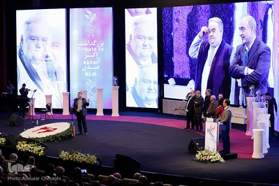 بزرگداشت اکبر عبدی در افتتاحیه سی و ششمین جشنواره فیلم فجر