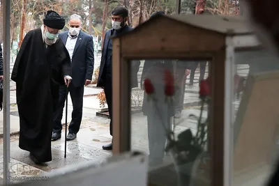 حضور رهبر فرزانه انقلاب در مرقد مطهر امام راحل و گلزار شهدای بهشت زهرا