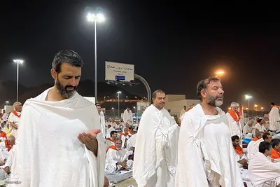 وقوف زائران بیت‌الله‌الحرام در سرزمین مشعرالحرام