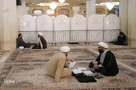 مباحثه طلاب و دانشجویان در حرم حضرت معصومه
