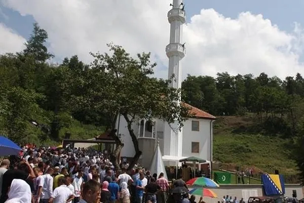 Arsonist Arrested After Setting Fire to Gradacac Mosque in Bosnia
