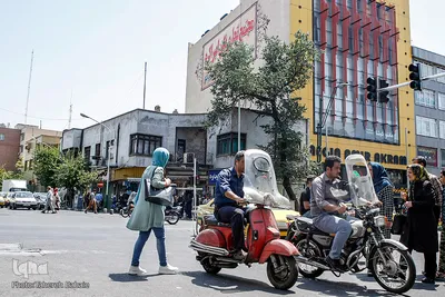 عبور غیر مجاز موتور سیکلت ها از چراغ قرمز 