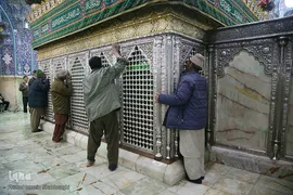 ضدعفونی کردن ضریح مطهر و رواق های حرم حضرت معصومه(س)