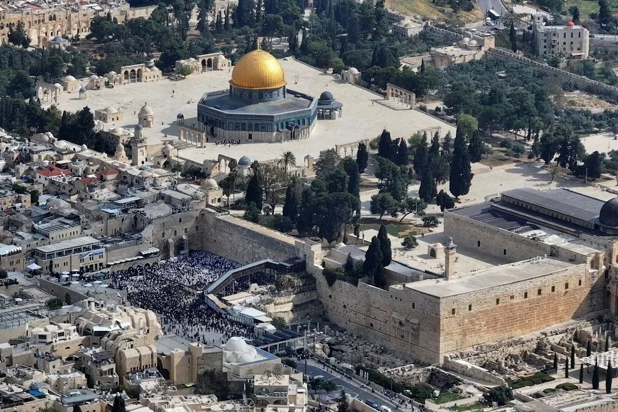 Condenações Se Multiplicam Após Vídeo Gerado por IA Mostrando a Destruição da Mesquita de Al-Aqsa