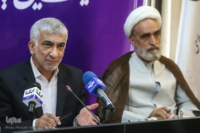 از راست حجت الاسلام محمدعلی خسروی، مدیر کل دفتر آموزش و توسعه مشارکت‌های معاونت قرآن و عترت وزارت فرهنگ و ارشاد اسلامی و عبدالهادی فقهی‌زاده، مقام قرآن و عترت وزارت فرهنگ و ارشاد اسلامی در نشست خبری بیست و هفتمین نمایشگاه بین المللی قرآن کریم در نشست خبری بیست و هفتمین نمایشگاه بین المللی قرآن کریم