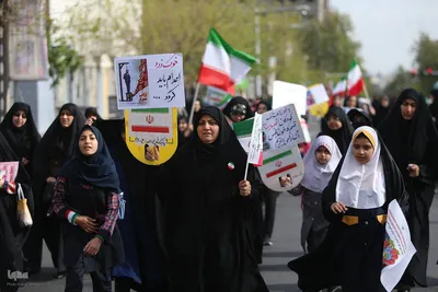 تجمع کودکان و نوجوانان در چهلمین روز شهادت دانش‌آموزان مینابی