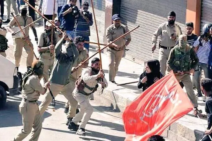 Kashmir, polizia indiana reprime musulmani sciiti