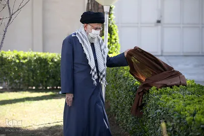 کاشت نهال توسط رهبر انقلاب