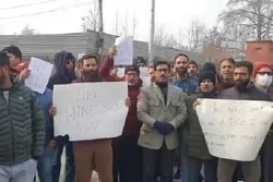 Protest der Muslime in Kaschmir gegen Eröffnung eines Spirituosengeschäft in Srinagar