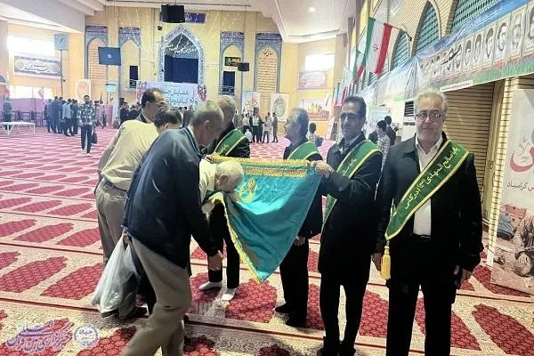 آیین پرچم گردانی مسجد جمکران در نماز جمعه بابلسر