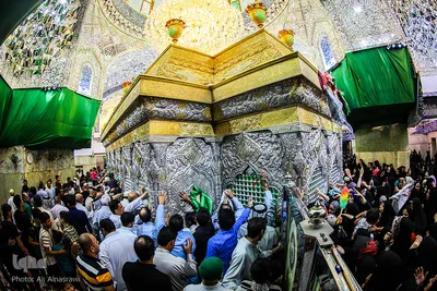 نصب پرچم های سیاه در آستان مقدس امام حسین(ع)