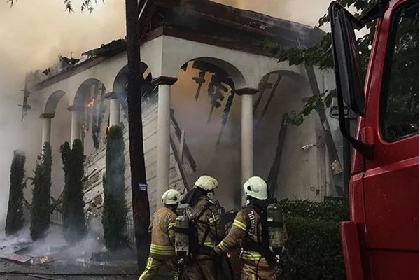 Tarihi Vaniköy Camii'ndeki yangın: 5 kişinin ifadesi alındı