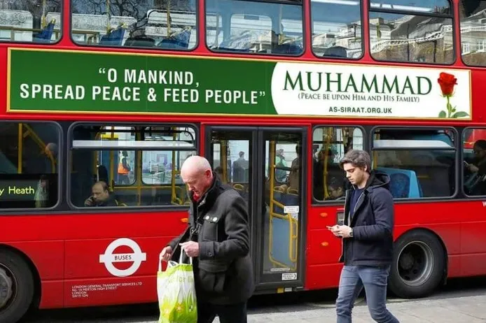 Mabasi Uingereza  yapambwa kwa Jina la Mtume Muhammad SAW na Ujumbe wa Amani