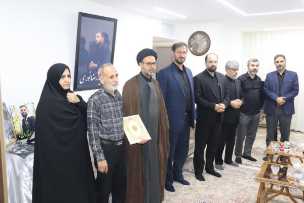 دیدار رئیس دادگستری ساوه با خانواده شهید امنیت