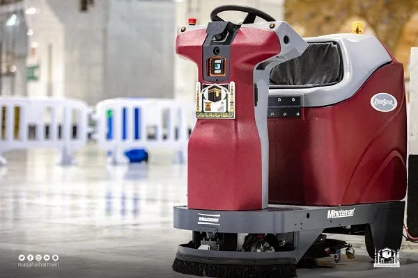 Mescid-i Haram'ı dezenfekte için akıllı robot hizmete girdi