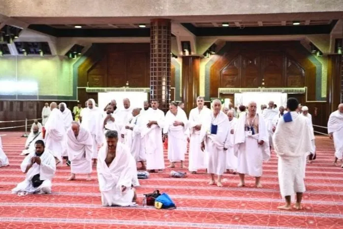 حشود غفيرة من الحجاج تتوافد على مسجد التنعيم لأداء المناسك