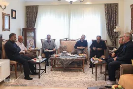 دیدار جامعه قرآنی با خانواده‌ شهید محمدصالحی