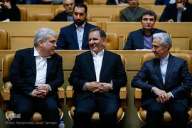از راست منصور غلامی، وزیر علوم تحقیقات و فناوری، اسحاق جهانگیری، معاون اول رییس جمهور و سورنا ستاری، معاون علمی و فناوری رییس جمهور در نوزدهمین جشنواره تجلیل از پژوهشگران و فناوران برگزیده کشور