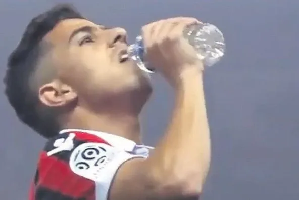 Hakem, Müslüman oyuncunun iftarı için maçı durdurdu