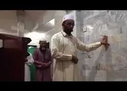 Indonésie : un imam continue à diriger la prière malgré le séisme