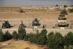 آثار به جا مانده از جنگ عراق و ایران در مجاورت یادمان دهلاویه
