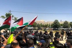 Plan d'annexion : chaîne humaine devant l'ambassade américaine à Amman