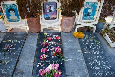 آیین ملی میهمانی لاله‌ها در گلستان شهدای اصفهان