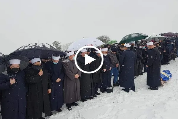 بالصور والفیديو... تشييع جثمان الأکادیمي الإسلامي البوسني 