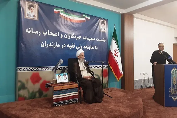 نشست صمیمی خبرنگاران و اصحاب رسانه استان با نماینده ولی فقیه در مازندران