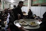 آماده سازی (غذای نذری) درآشپزخانه حسینیه موسی ابن جعفر علیه السلام  در مشهد
