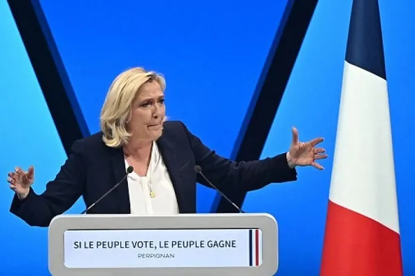 Le Pen Vows to Fine Muslim Women Who Wear Hijab