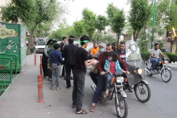 توزیع ۱۶۰۰ پرس افطاری به یاد شهدای حجاب مسجد گوهرشاد + عکس
